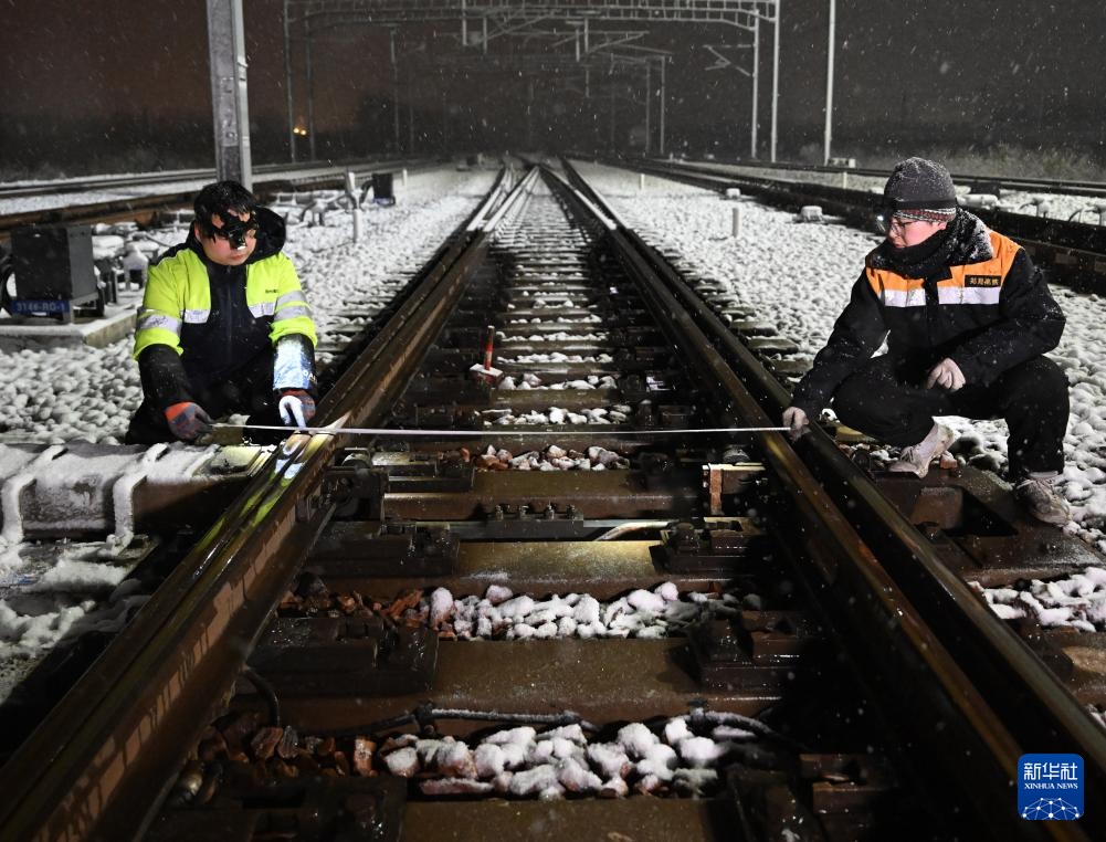 郑州：筑牢高铁枢纽的“冰雪防线”