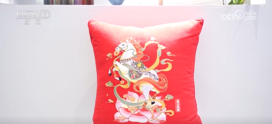 “老手艺+新创意”拉高马年文创火爆人气 讨喜造型让非遗技艺亲切接地气 “老手艺+新创意”拉高马年文创火爆人气 讨喜造型让非遗技艺亲切接地气