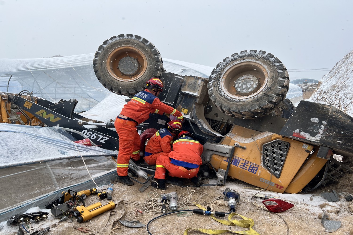 铲车雪天侧翻致驾驶员被困 宁夏固原消防紧急救援