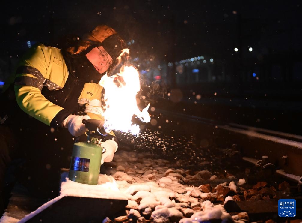郑州：筑牢高铁枢纽的“冰雪防线”