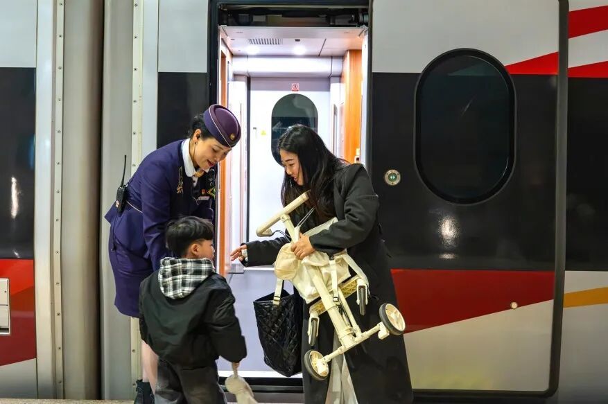 全程1318公里,中间只停一站!探访京沪间最快列车 全程1318公里,中间只停一站!探访京沪间最快列车