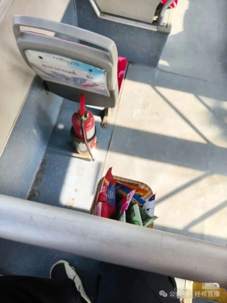 “朋友累了、饿了、晕车了，请自取！”，南京公交车上一张纸条让网友破防