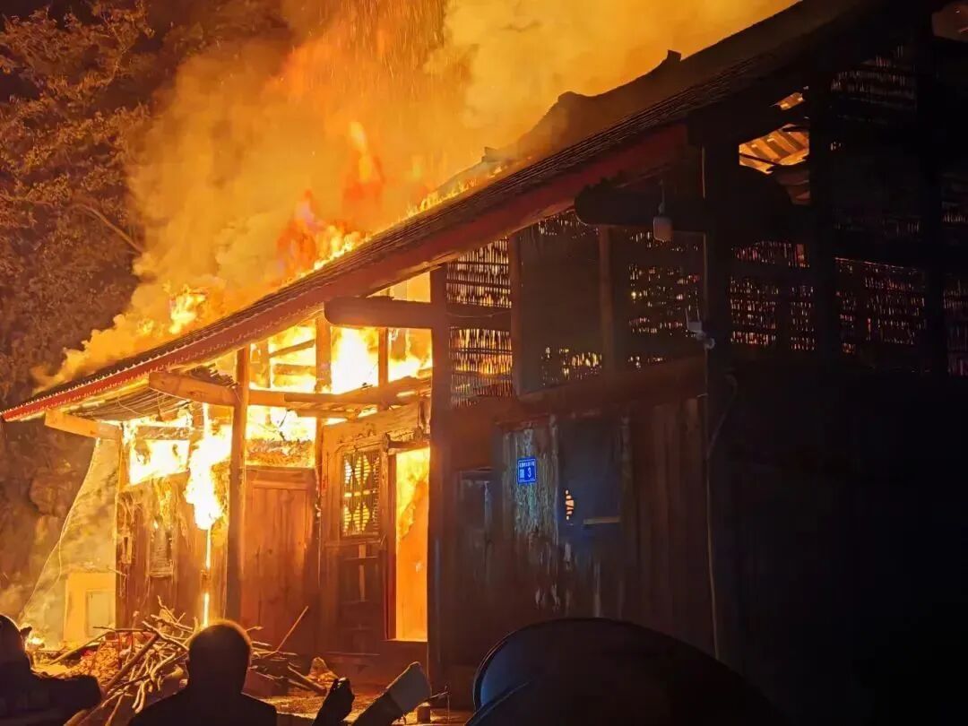 真“烧钱”!老人不喜欢把钱存银行,家中起火近40万现金被吞噬,消防提醒→ 真“烧钱”!老人不喜欢把钱存银行,家中起火近40万现金被吞噬,消防提醒→