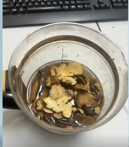 35岁男子喝自己泡制的中药汤，不幸中毒身亡，很多人都会做这件事，医生紧急提醒