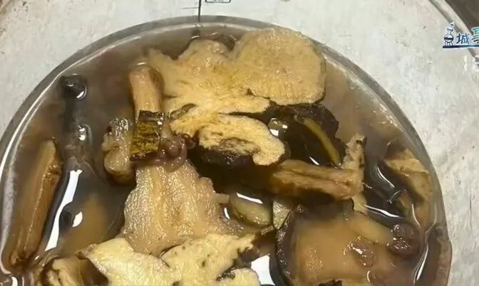 35岁男子喝自己泡制的中药汤，不幸中毒身亡，很多人都会做这件事，医生紧急提醒