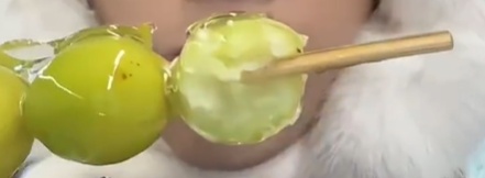 “冰”糖葫芦、“冰糖”葫芦？网友热议东北“冻货”正宗吃法