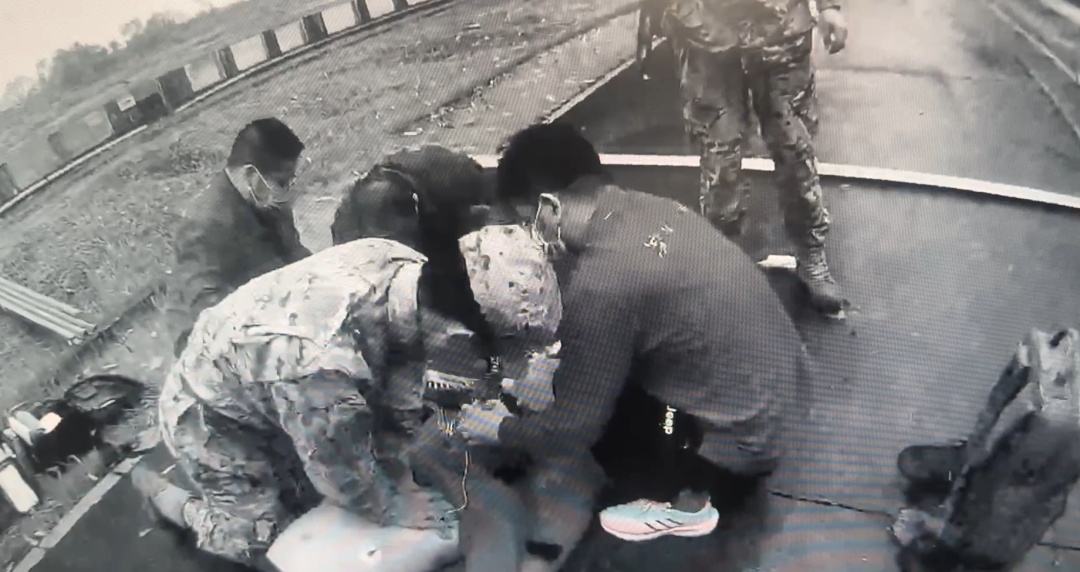 大巴车失控开进武警大院!司机昏厥,武警战士紧急营救 大巴车失控开进武警大院!司机昏厥,武警战士紧急营救