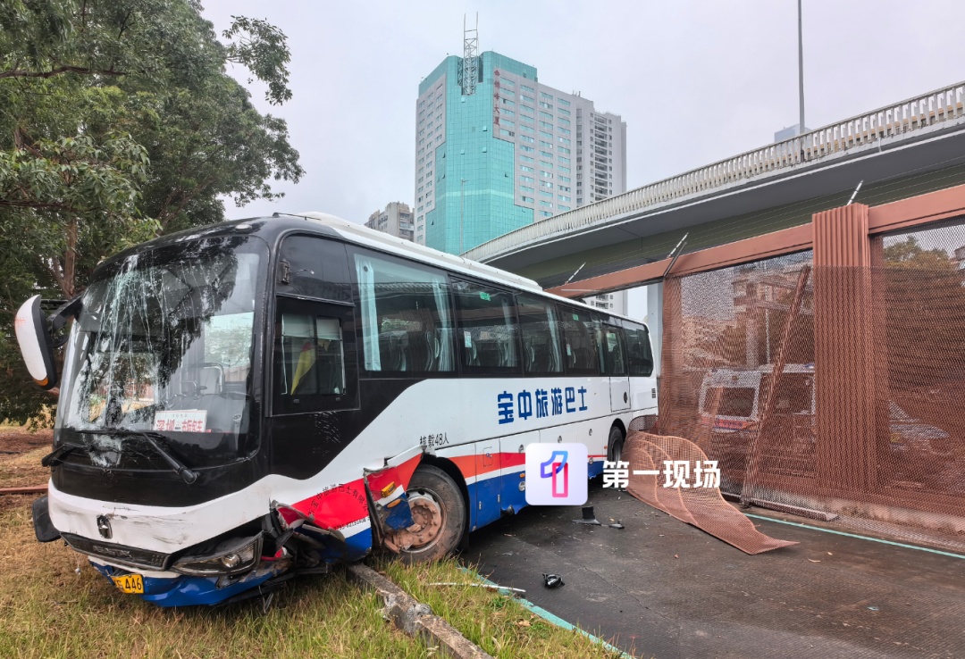 大巴车失控开进武警大院!司机昏厥,武警战士紧急营救 大巴车失控开进武警大院!司机昏厥,武警战士紧急营救