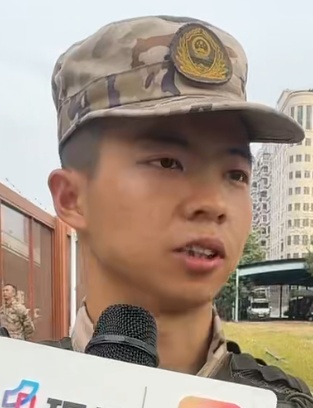 大巴车失控开进武警大院!司机昏厥,武警战士紧急营救 大巴车失控开进武警大院!司机昏厥,武警战士紧急营救