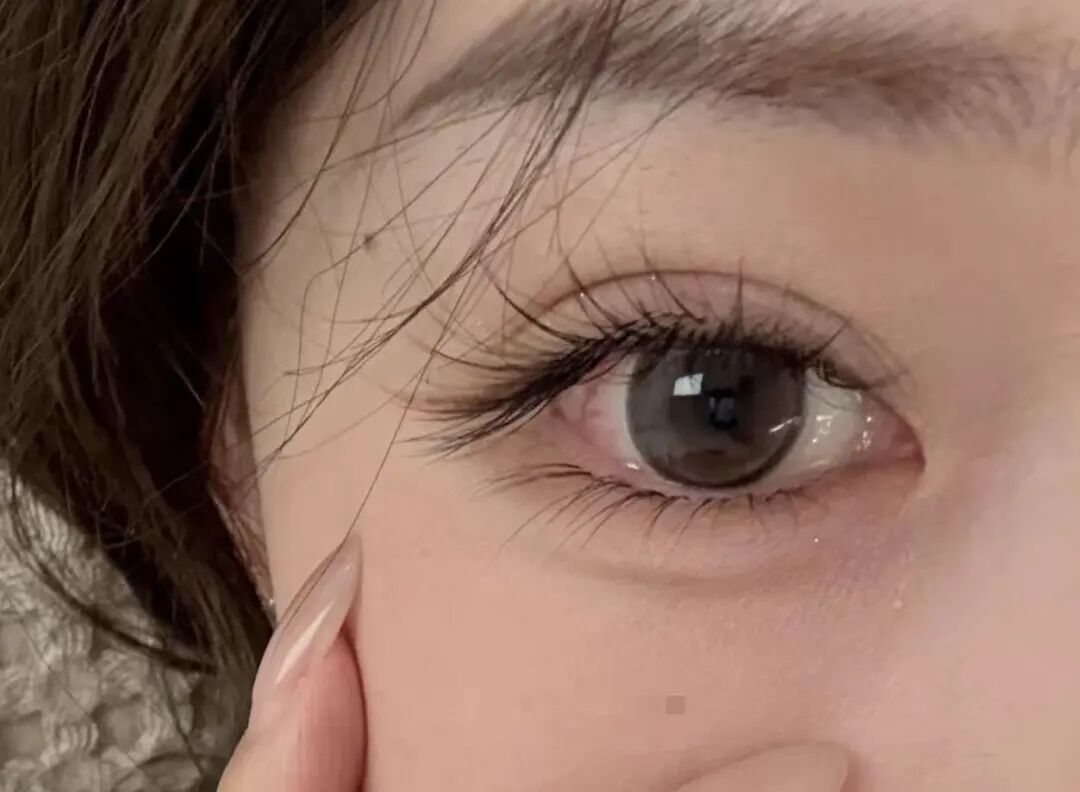 爱贴假睫毛的姐妹注意啦！磁吸睫毛也踩雷，不少人用后眼肿、发痒还干涩