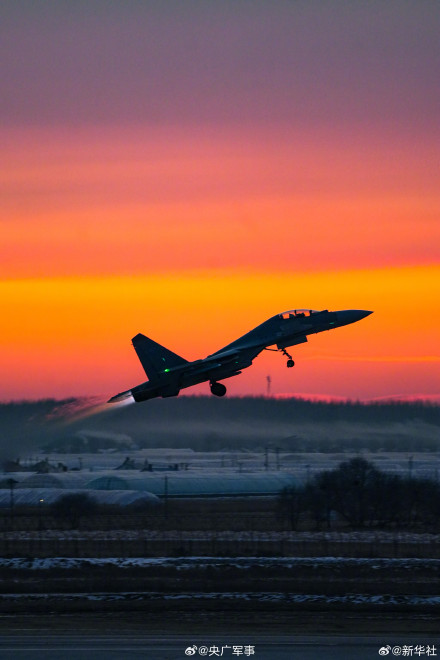 好美啊！被战机霞光同框大片惊艳到了