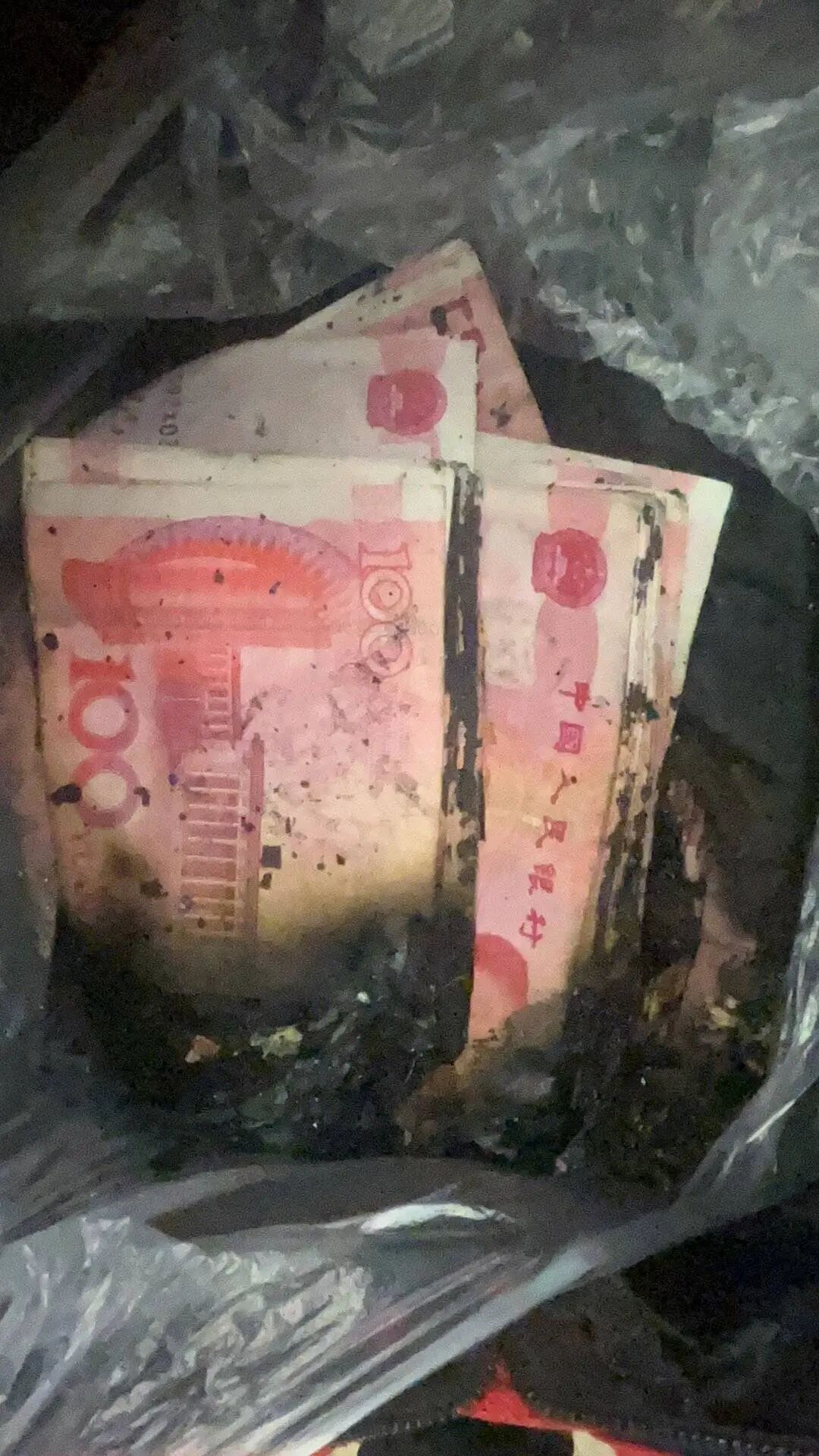 真“烧钱”!老人不喜欢把钱存银行,家中起火近40万现金被吞噬,消防提醒→ 真“烧钱”!老人不喜欢把钱存银行,家中起火近40万现金被吞噬,消防提醒→