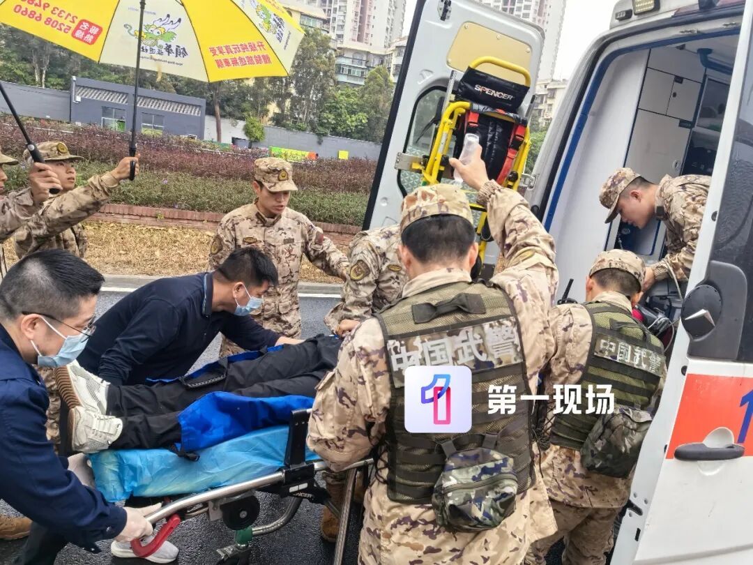 大巴车失控开进武警大院!司机昏厥,武警战士紧急营救 大巴车失控开进武警大院!司机昏厥,武警战士紧急营救