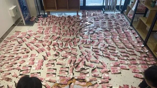 真“烧钱”!老人不喜欢把钱存银行,家中起火近40万现金被吞噬,消防提醒→ 真“烧钱”!老人不喜欢把钱存银行,家中起火近40万现金被吞噬,消防提醒→