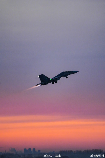 好美啊！被战机霞光同框大片惊艳到了