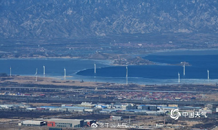 北京冬日暖阳在线 官厅水库冰封水面开始融化 北京冬日暖阳在线 官厅水库冰封水面开始融化