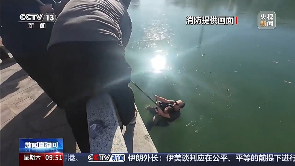 结冰的湖面可能暗藏风险 收好这份防范自救指南