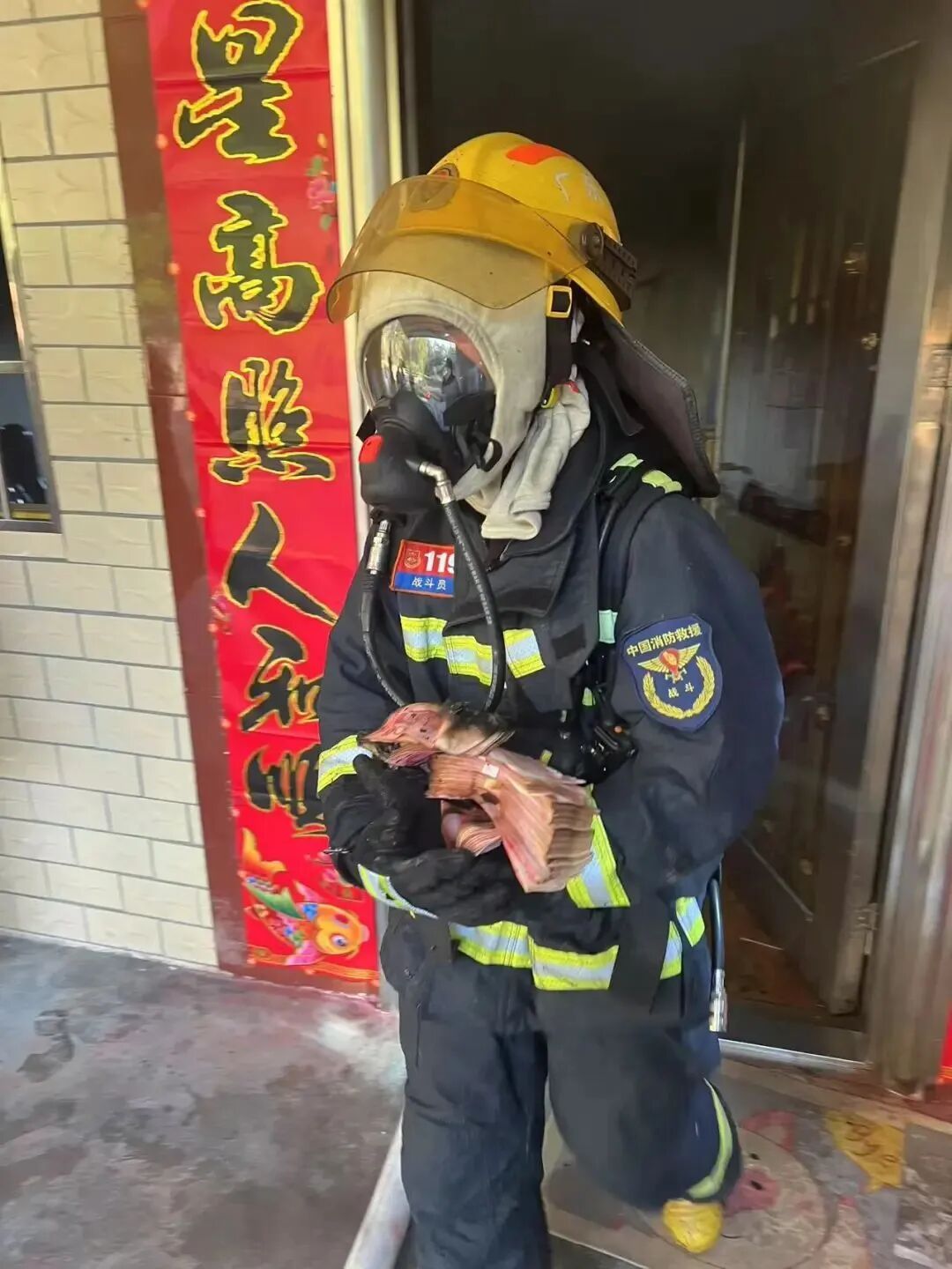 真“烧钱”!老人不喜欢把钱存银行,家中起火近40万现金被吞噬,消防提醒→ 真“烧钱”!老人不喜欢把钱存银行,家中起火近40万现金被吞噬,消防提醒→