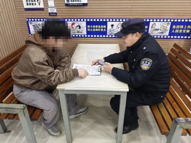 男子被拉进股市内部消息理财群，连刮84张千元面值超市购物卡！警察上门了