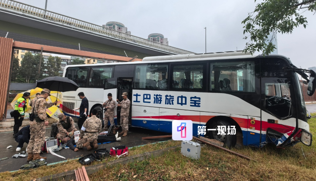 大巴车失控开进武警大院!司机昏厥,武警战士紧急营救 大巴车失控开进武警大院!司机昏厥,武警战士紧急营救