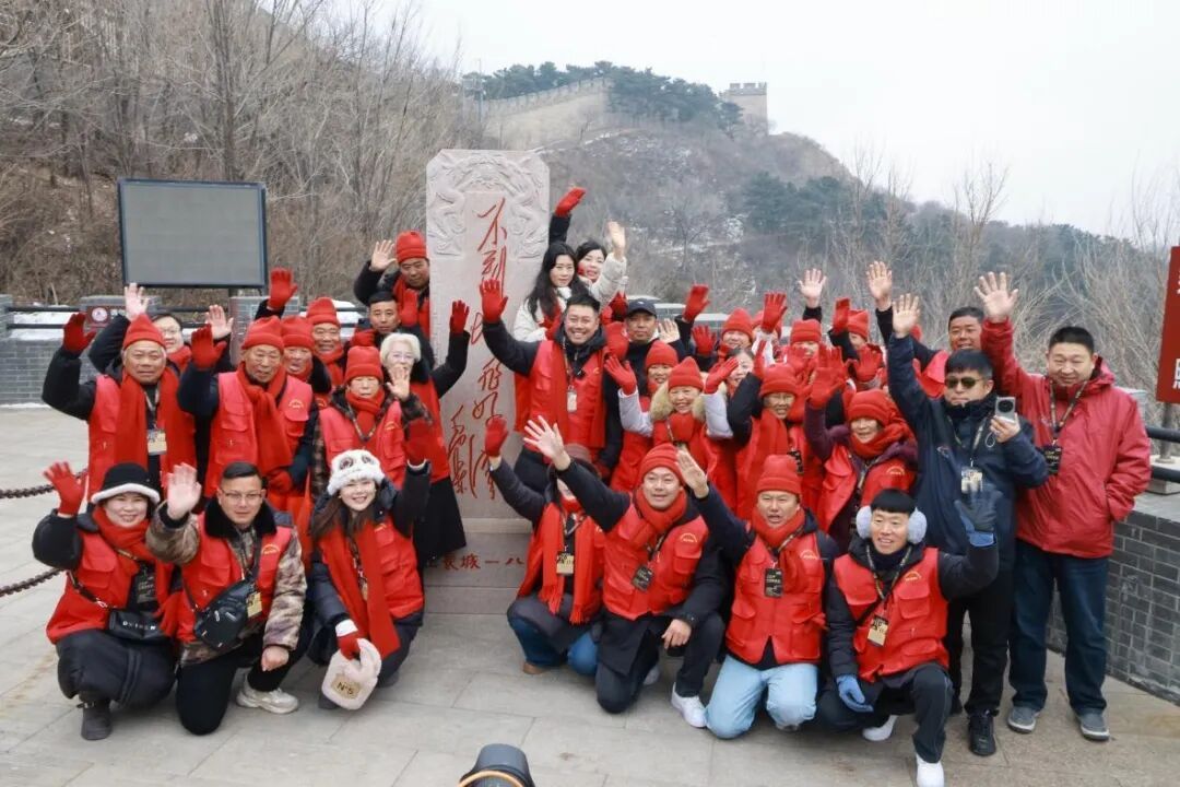 在村里为老人们画长城的人，被邀请来了真长城！