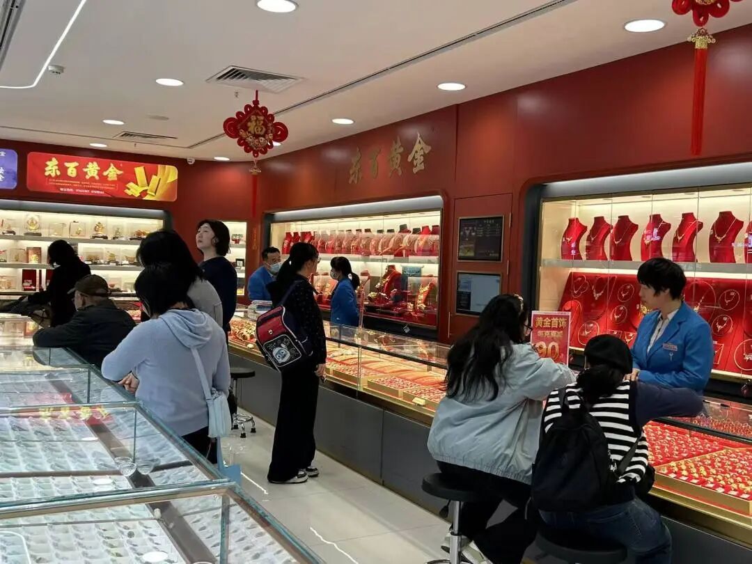 价格大跌，广州市民大批涌入，有人一下花掉36万元！店员：忙到连轴转