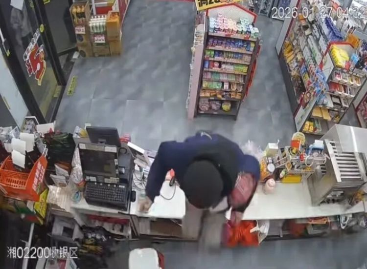 监拍湖南一无人便利店遭“0元购” 一人驾车两人蒙面作案抢走6000元香烟