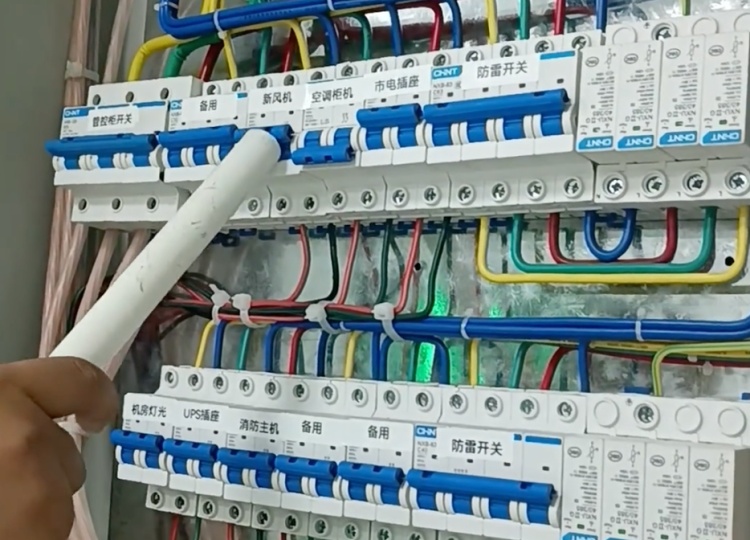 家中电路跳闸？千万不要徒手合闸！