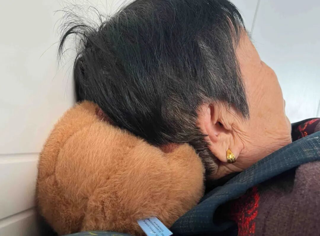 “我是爸妈爷爷奶奶姥姥姥爷……宝女”