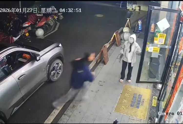 监拍湖南一无人便利店遭“0元购” 一人驾车两人蒙面作案抢走6000元香烟