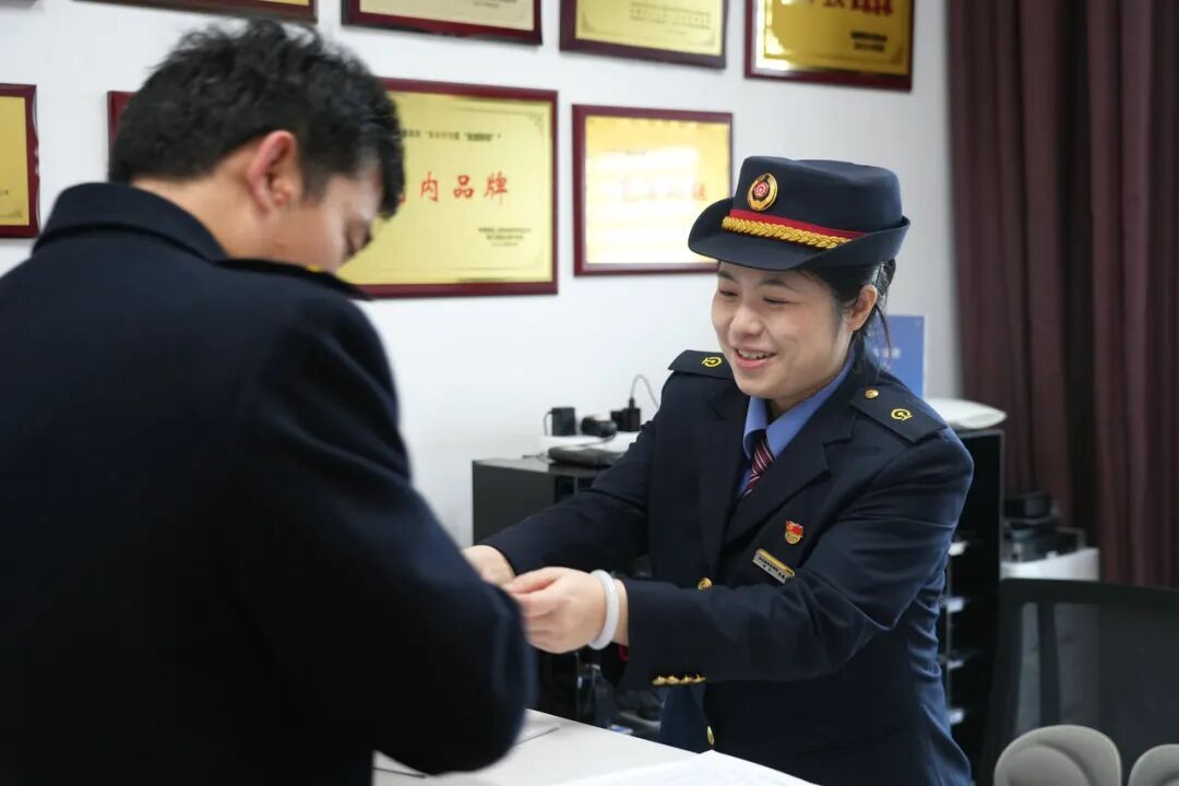 日均叫醒300人！“人形闹钟”的夜晚，比你的白天还紧张