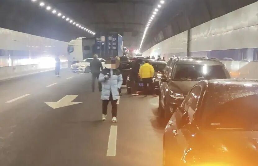 16车相撞!长江隧道事故原因查明 16车相撞!长江隧道事故原因查明