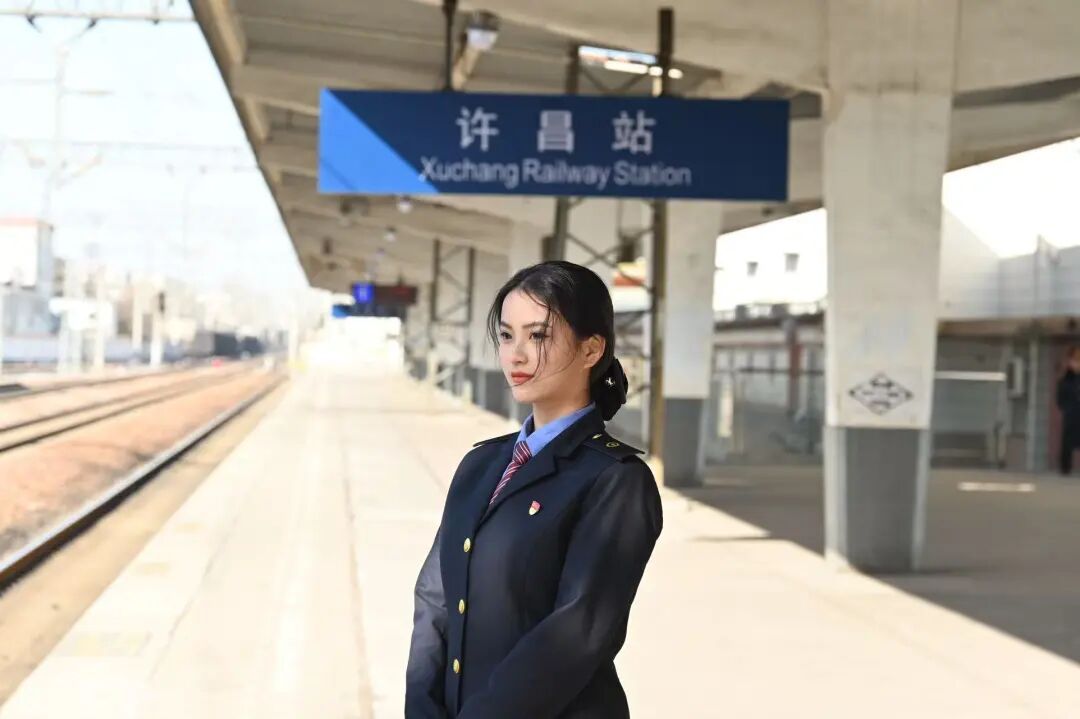 “妈妈背着一竹篓松茸上了火车，遇见了爸爸……”