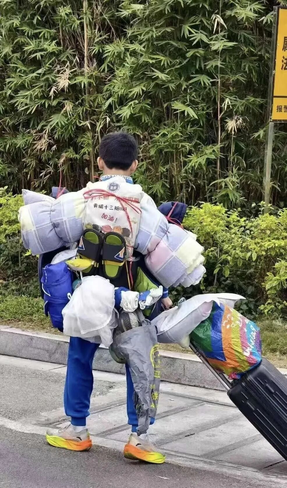 广州一初中生的背影火了！网友：我一个成年人都做不到