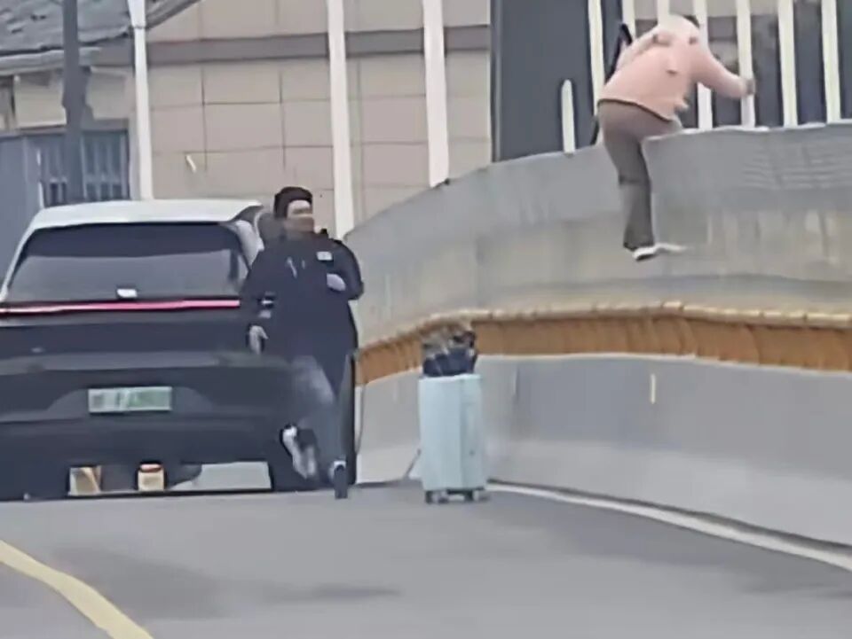 男子急刹飞奔救回跳桥轻生女子，当事人：从停车到救人仅用20秒