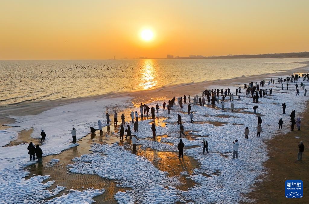 河北秦皇岛：海冰引客来