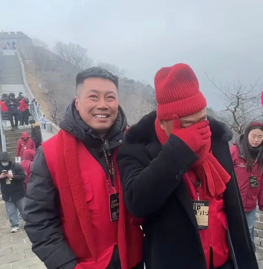 在村里为老人们画长城的人，被邀请来了真长城！