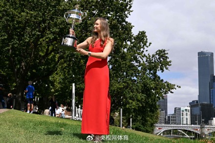 莱巴金娜澳网冠军写真