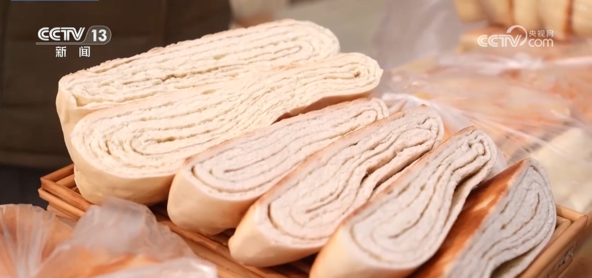 办年货、赏民俗、观花灯，新年氛围感已拉满！“年经济”释放强大消费潜力