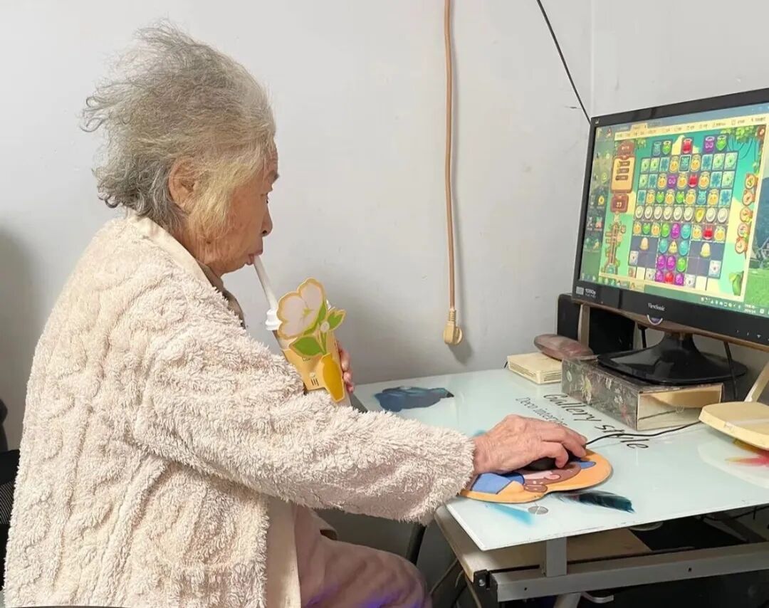 “我是爸妈爷爷奶奶姥姥姥爷……宝女”