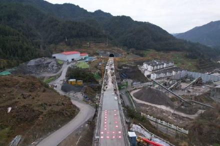 西渝高铁渡口大桥合龙