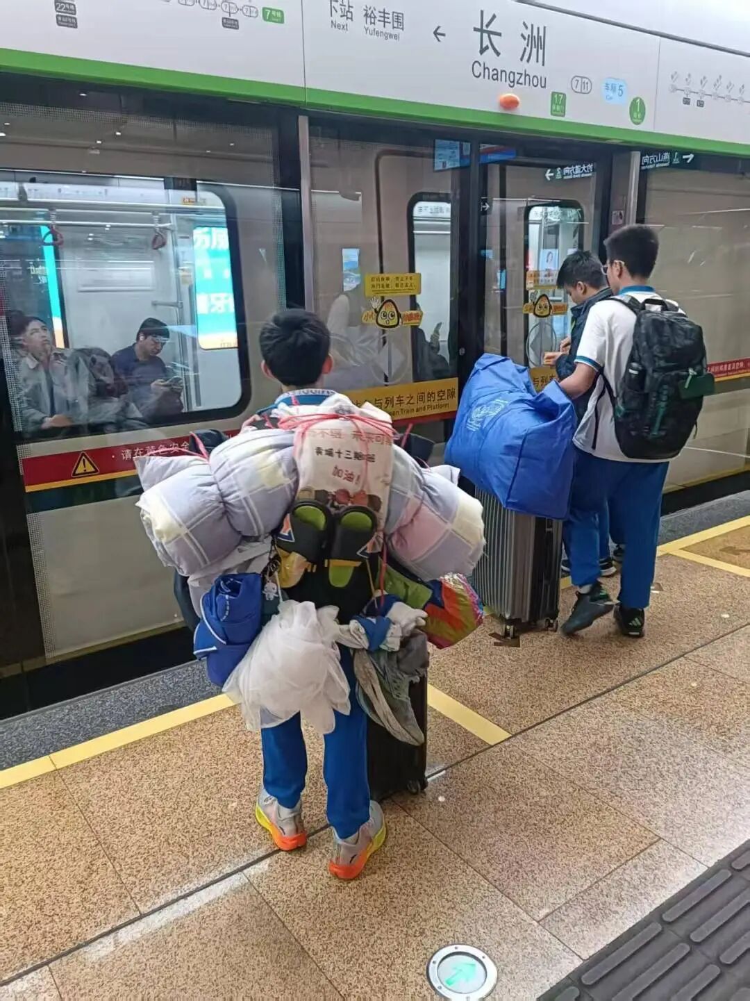 放假回家！这个初中生的背影，火了！