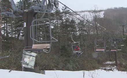日本滑雪场缆车挂住游客拖行致死 日本滑雪场缆车挂住游客拖行致死