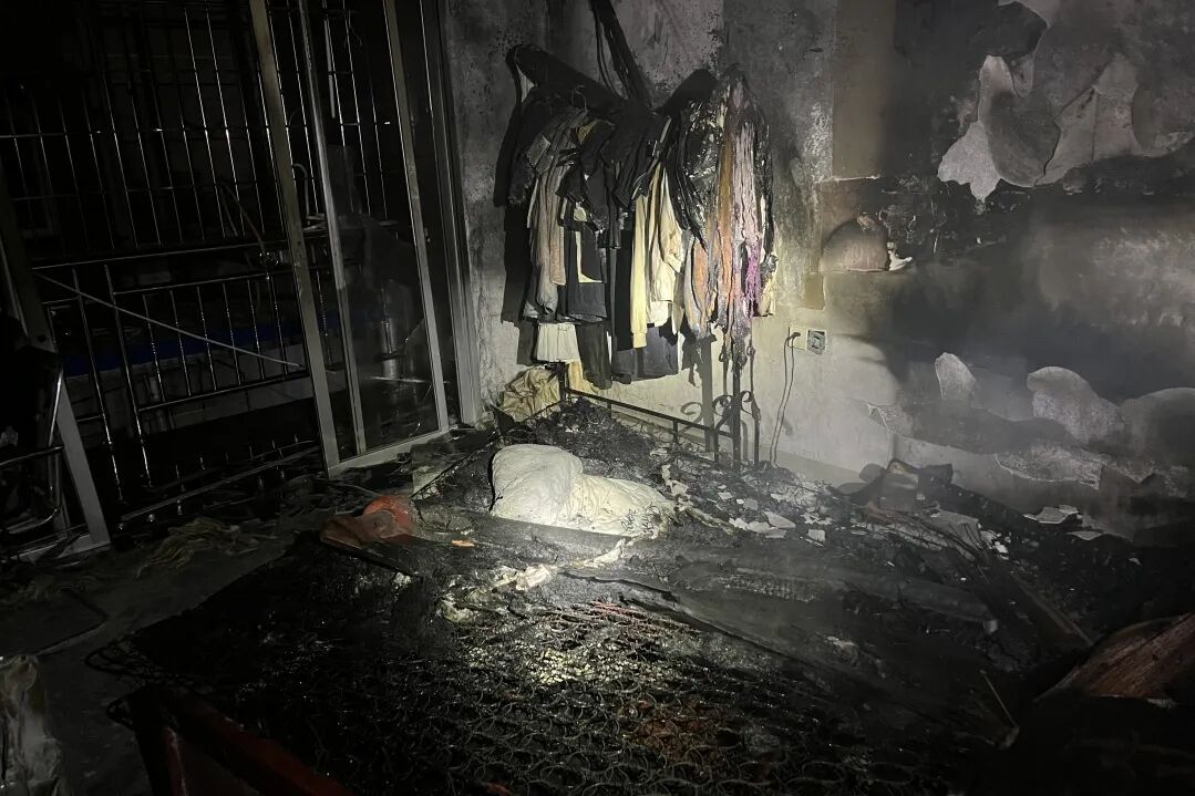 床头一声巨响,卧室被烧毁…… 床头一声巨响,卧室被烧毁……