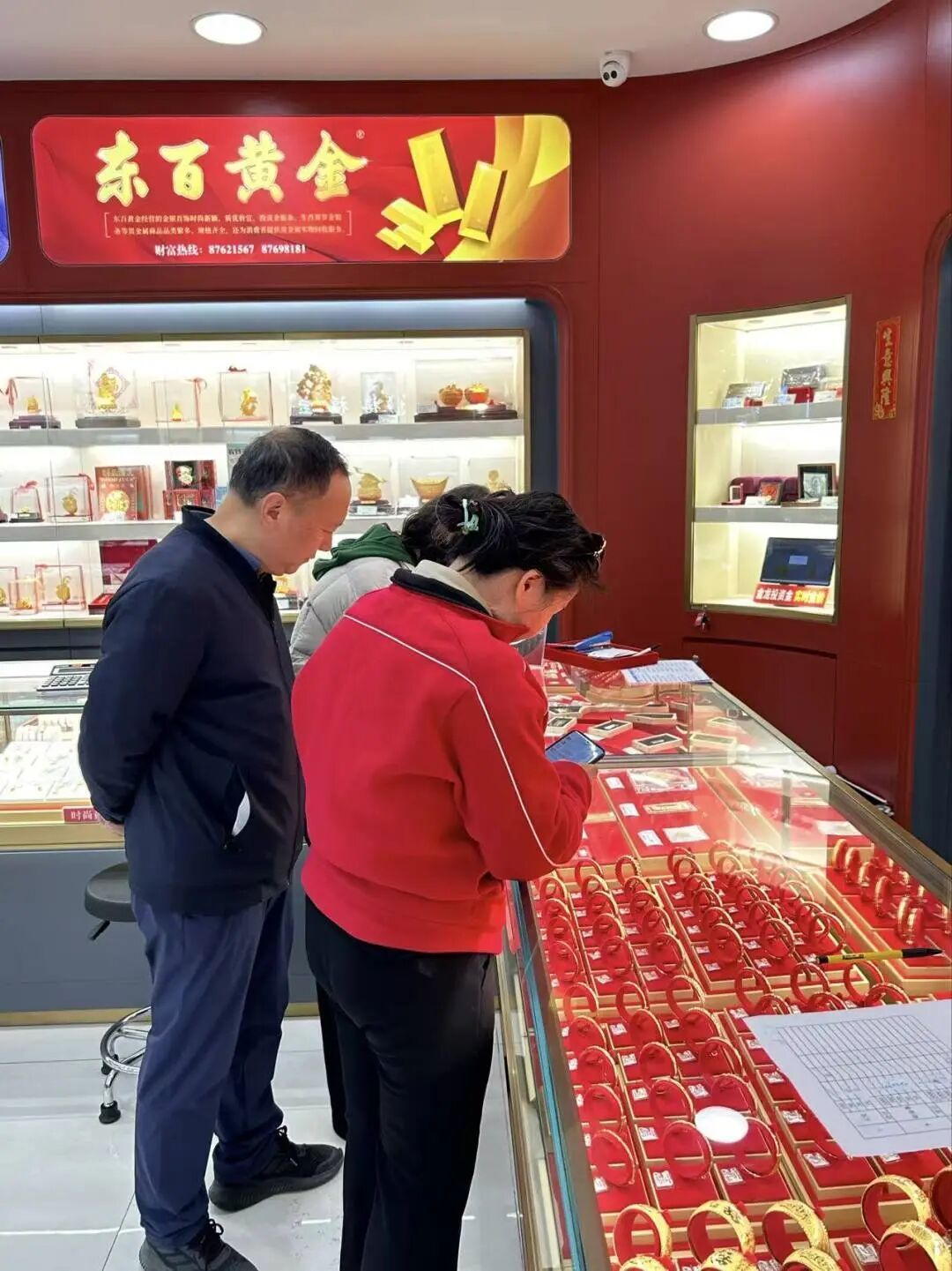 价格大跌，广州市民大批涌入，有人一下花掉36万元！店员：忙到连轴转