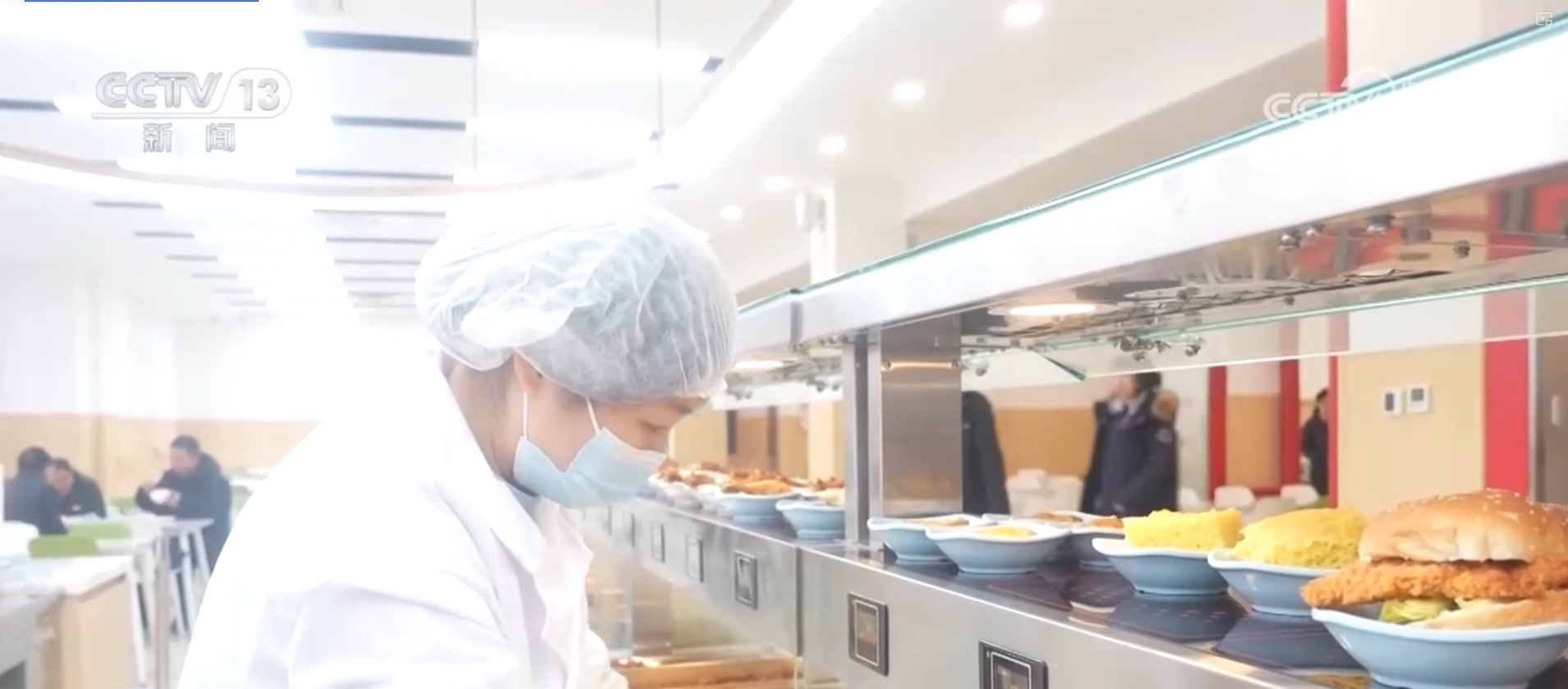 让家长放心、让学生满意 校园食堂从“舌尖”暖“心间”