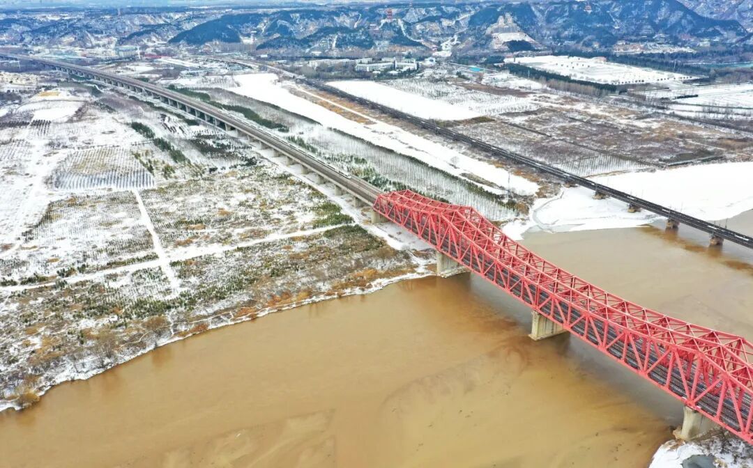 “妈妈背着一竹篓松茸上了火车，遇见了爸爸……”