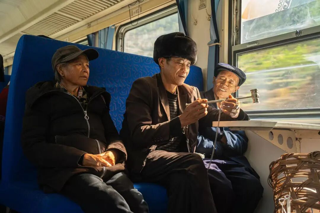 “妈妈背着一竹篓松茸上了火车，遇见了爸爸……”