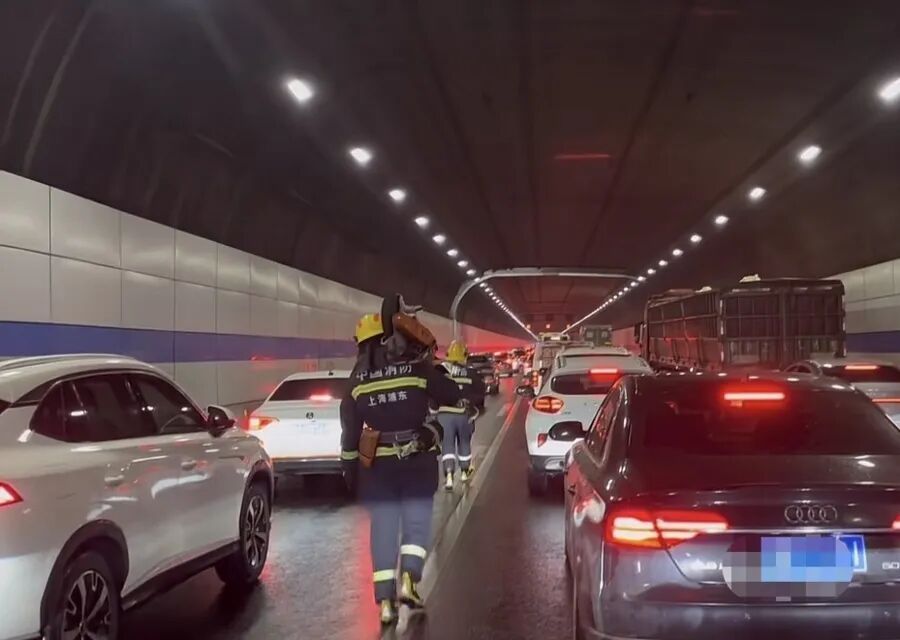 上海警方通报：彭某某（男，46岁）致16辆车追尾相撞！已立案侦查