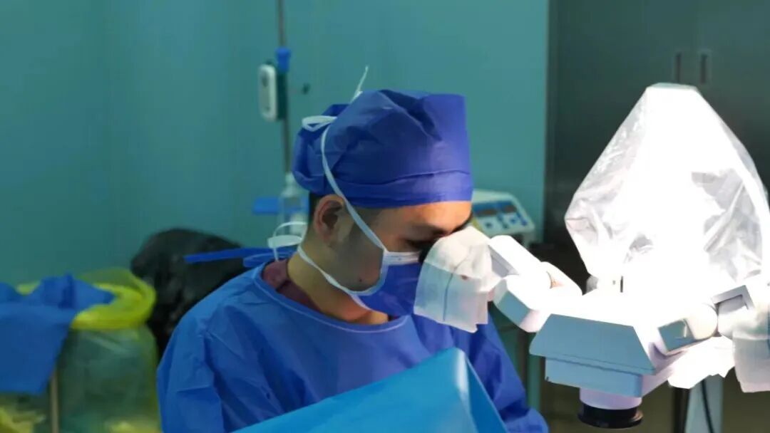 1岁幼童喂兔子被咬断手指，家长为找断指将兔子开膛破肚……医生提醒→